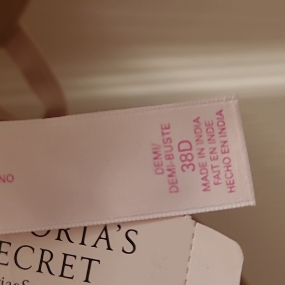 NWT Victoria's Secret bra 38D - Picture 3 of 6